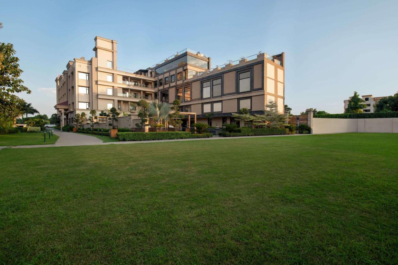 Ramada By Wyndham Varanasi Katesar Chandauli Esterno foto