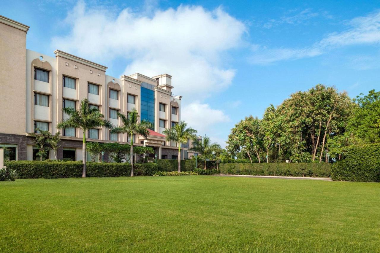 Ramada By Wyndham Varanasi Katesar Chandauli Esterno foto