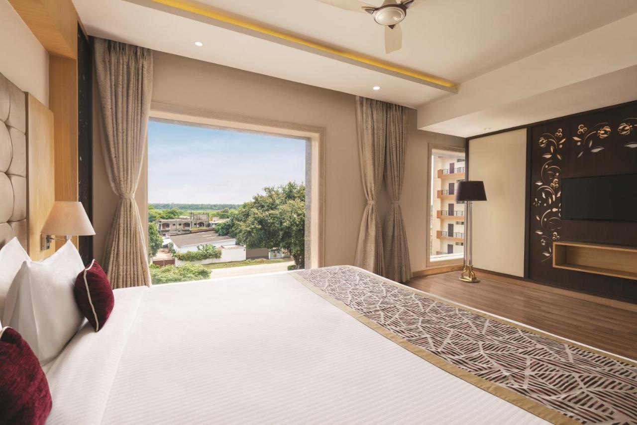 Ramada By Wyndham Varanasi Katesar Chandauli Esterno foto