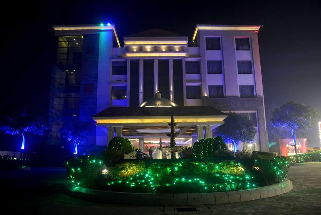 Ramada By Wyndham Varanasi Katesar Chandauli Esterno foto