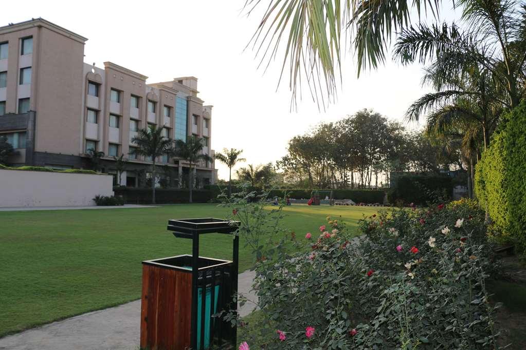 Ramada By Wyndham Varanasi Katesar Chandauli Servizi foto