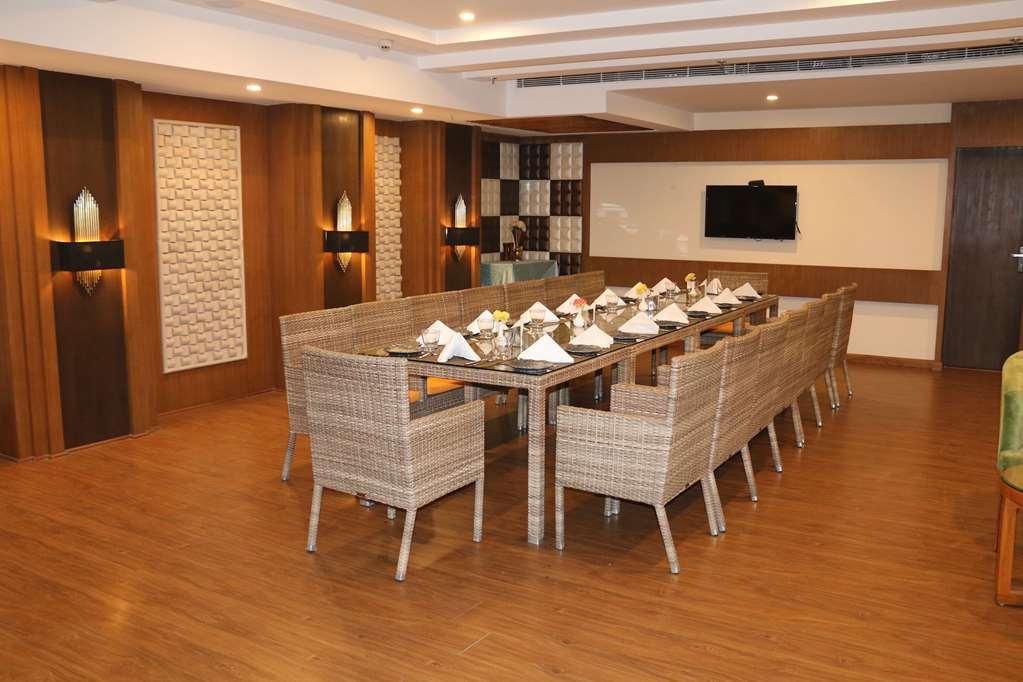 Ramada By Wyndham Varanasi Katesar Chandauli Servizi foto